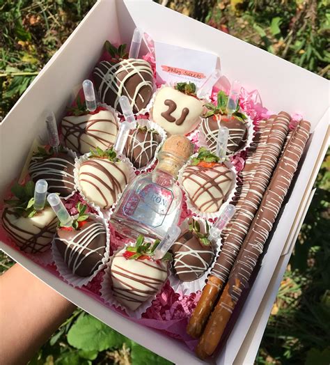 Box Of Chocolate Covered Strawberries 🍓 Chocolate Covered Fruit