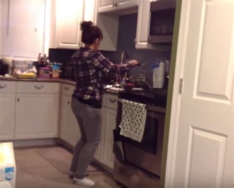 Son Caught Mom Dancing While Cooking And It S Pure Gold