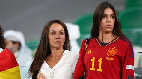 La mujer y la hija de Luis Enrique nerviosas ante la eliminación de España