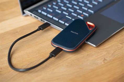 The case is rubberized and has what i suspect is a place to clip a carabiner. SanDisk Extreme PRO Portable SSD - pro fotografie a videa ...