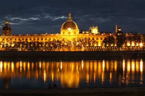 La ville de lyon vous donne la possibilité de commander ou décommander les repas de la restauration scolaire. Lyon Ville Lumière - Sosso La Terreur fait de la photo