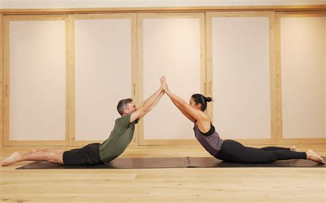 5 Posturas De Yoga En Pareja Ideales Para Principiantes