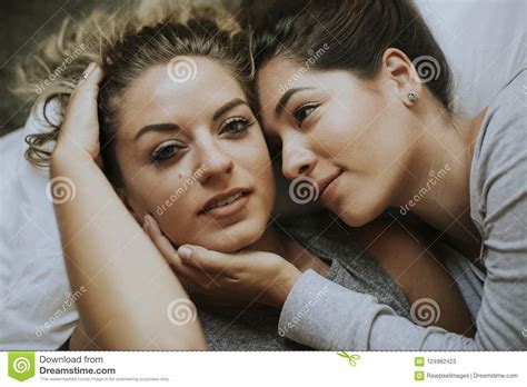 lesbisch paar samen in bed stock afbeelding image of romantisch 124982423