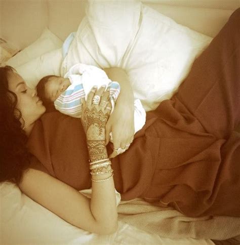 Rihanna Enfin Un Bébé Dans Sa Vie Photos Closer