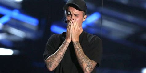 Justin Bieber Explains Why He Cried Onstage At The Vma S Watch His What Do You Mean