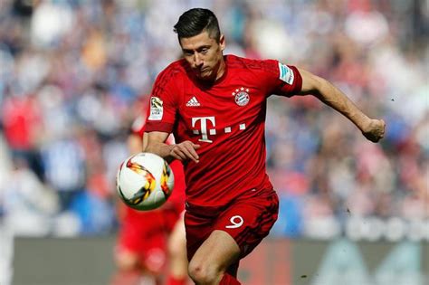 W drugiej połowie bramkarza pokonał robert lewandowski. Robert Lewandowski w Bayernie Monachium przeżywa to samo ...
