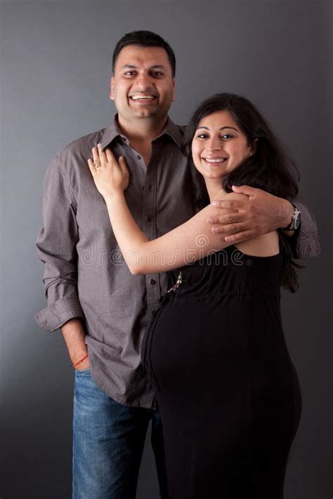 marido feliz del indio con su esposa embarazada imagen de archivo imagen de joven adulto