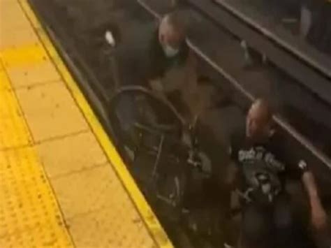 Wheelchair Man Who Falls Stranger Jumped To Save Him Viral Htgp व्हीलचेयर सहित ट्रेन की पटरी