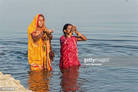 River Bathing Indian Women Photos Et Images De Collection Getty Images
