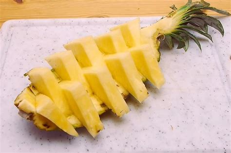 You Will Never Cut Pineapple A Different Way Again