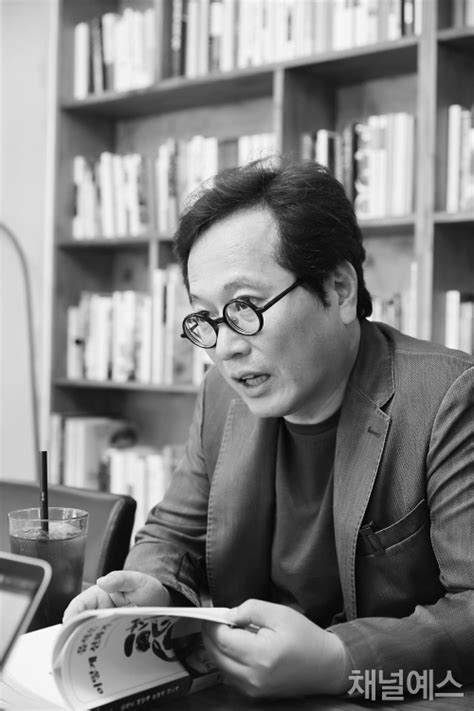 암튼 친구의 지속적인 노력으로 나랑 친구하나 더 총 4명이서 술을 마시게 됐어. 황교익 "맛은 본능? 착각입니다" | YES24 채널예스