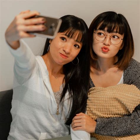 Jolies Filles Asiatiques Prenant Un Selfie Photo Gratuite