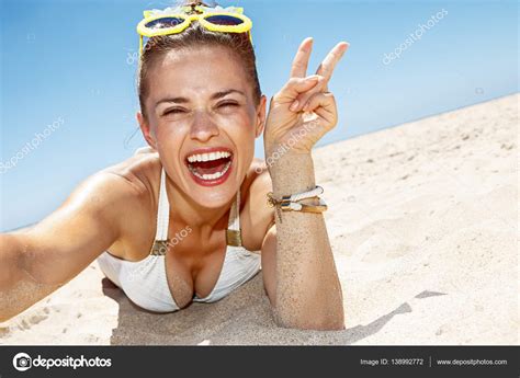 Selfies alma ve zafer jest kumlu Plajı nda gösterilen kadın Stok
