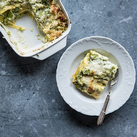 Le lasagne con broccoli e zucchine sono un'alternativa vegetariana sfiziosa alla classica ricetta delle lasagne alla bolognese. Lasagne con broccoli e besciamella di soia - Ricette light ...