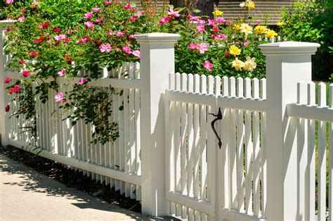 7 Top Reasons To Love A Classic Picket Wood Fence