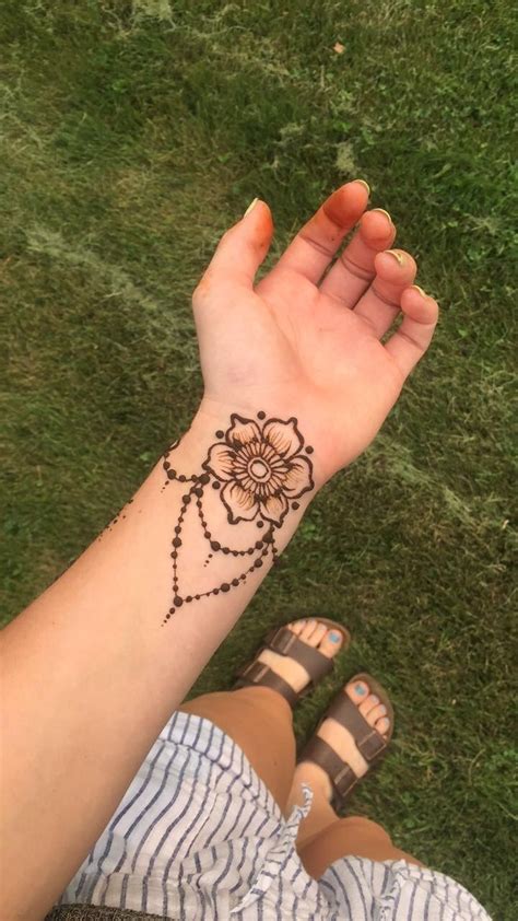 Pin By Dastattooideen On Einfach Tattoos Henna Tattoo Wrist Wrist