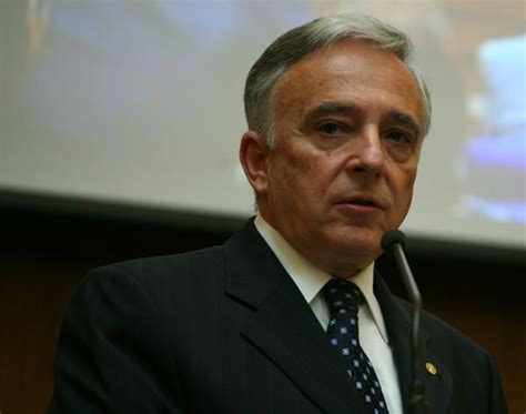 Guvernatorul bnr mugur isărescu a admis posibilitatea expunerii publice a aurului care va fi repatriat, pentru că este un metal care creează mistică, fantezii, avansând costurile aducerii aurului la 15. Guvernatorul BNR, Mugur Isarescu, a preluat presedintia ...