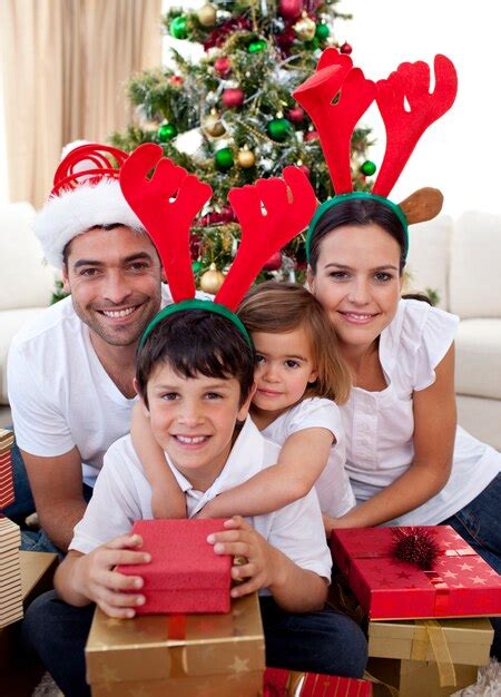 Encantadora Familia Dando Regalos Para Navidad Foto Premium