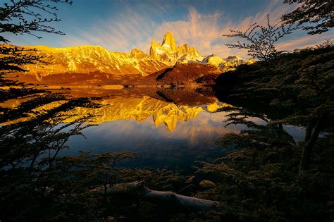 갈색 산 빛 반사 산 호수 아침 아르헨티나 안데스 산맥 남아메리카 파타고니아 Hd 배경 화면