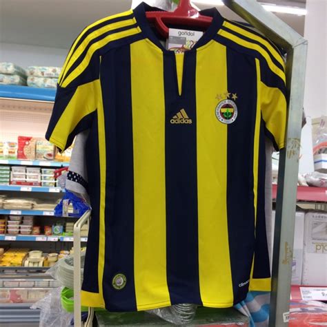 Fenerbahçe'de yeni sezon formalarının lansmanı yapıldı. a101 de satılan fenerbahçe forması - uludağ sözlük