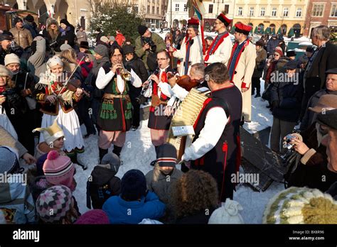 trajes tradicionales polacos fotos e imágenes de stock alamy