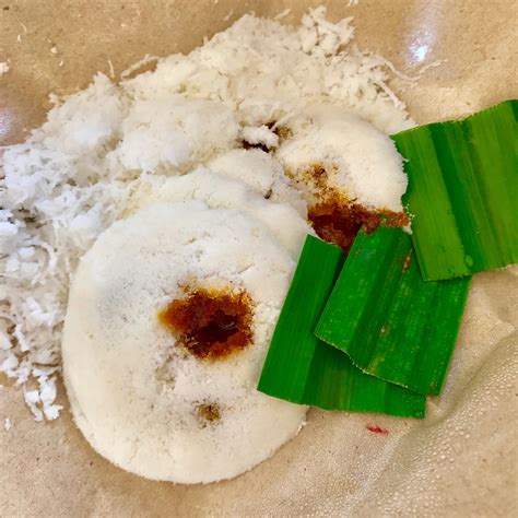 Berikut ialah cara kami di harumsari membuat putu piring dengan kaedah dan resepi tradisional yang kami. Putu Piring ($2.50 for 5 pieces) by Mel Wong | Burpple