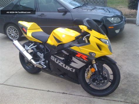 The 32 mm caliper pistons are staggered to promote even pad wear, the trailing pistons offset relative to the pad centerline. 2004 Suzuki Gsx - R 750 (k4, Gsxr, 750 Not 600 Not 1000)