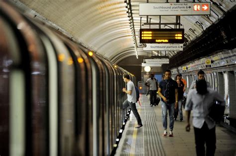 Tfl Tube Delays Northern Line Commuters Face Nightmare Delays After