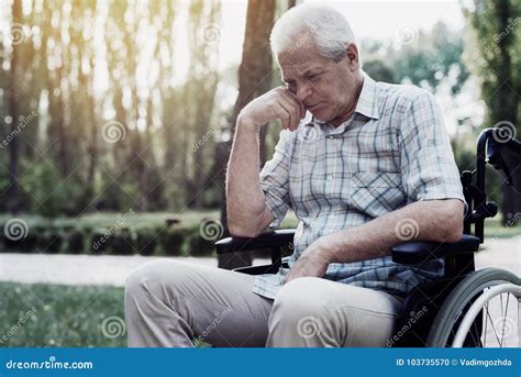 Viejo Hombre Triste En Una Silla De Ruedas En El Parque Foto De Archivo