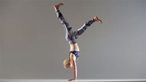 3 Tips For Finding Your Balance In Handstand
