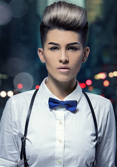 This mohawk is one of the few androgynous haircuts for curly hair that can get the most out of the texture. Very short and feminine corporate hairstyles | Hair fashion for the office