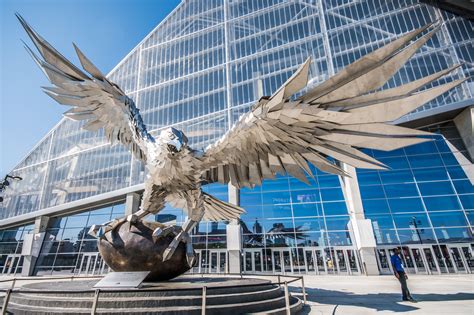 Its diving speed during flight is more than 300 km (186 miles) per hour, making it not only the world's fastest bird but also the world's fastest animal. Hungarian Sculptor's Giant Falcon Statue Welcomed Super ...