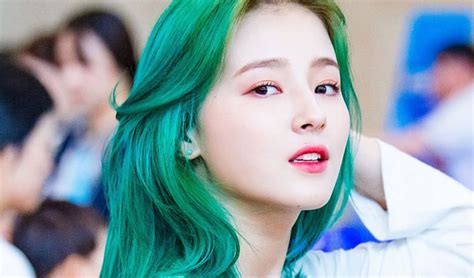 Momolands Nancy Goes For A Green Hairstyle Kpopmap