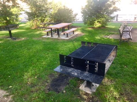 Roosevelt Islander Online Roosevelt Island Has New Picnic Benches At Octagon Park And Blackwell