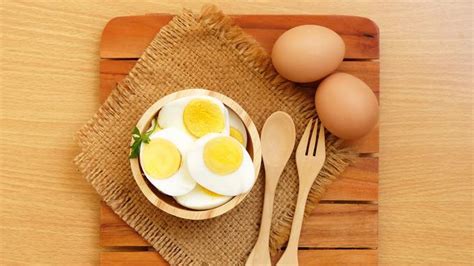 Cara membuat telur asin ini tidaklah terlalu rumit. Cara Mengupas Telur Rebus Agar Tidak Lengket - Lifestyle ...