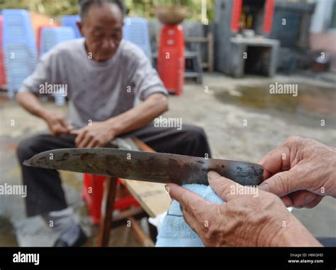 Wuping Chinas Fujian Province 13th Nov 2016 Villagers Sharpen