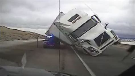 truck blown over by powerful gust of wind in us abc news