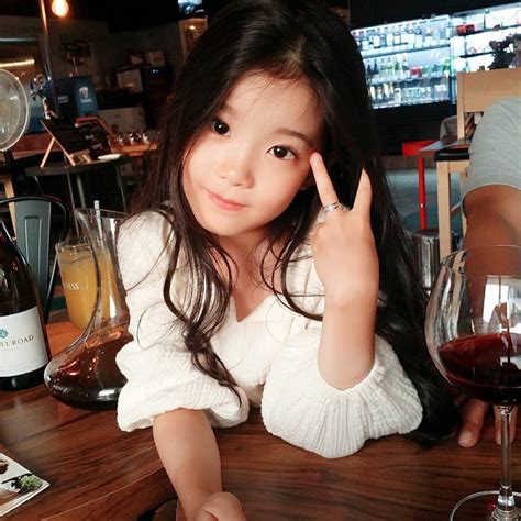 韓國8歲小女生被網友說是世界最美女生，看到媽媽才知道「全世界最美的意思」！