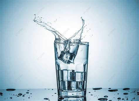 Air Dalam Gelas Dengan Air Percikan Ais Kiub Cahaya Alkohol Foto Latar Belakang Dan Gambar Untuk