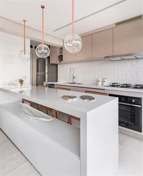 Cozinha contemporânea pequena nude e branca integrada à sala Decor Salteado