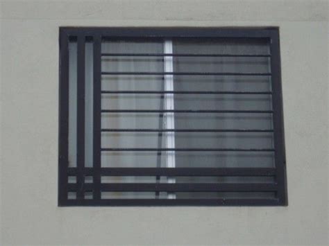 Encuentra el catálogo de protecciones para ventanas modernas con diseños de herrería minimalistas para aumentar la seguridad de tu hogar. Estilo Contemporáneo, mostramos diseño de Fachadas y ...