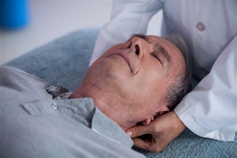Premium Photo Senior Man Receiving Neck Massage From Physiotherapist