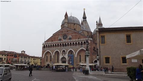 #sant'antonio #nonna mi ha già detto che me ne congela uno #da mangiare quando torno a casa #diventerò bella ricca e famosa. Padova - Basilica di S. Antonio