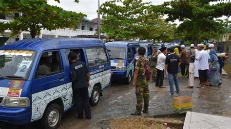 Teras7.com merangkum suasana haul ke 15 di wilayah sekumpul kota martapura, sebagai dokumentasi video informasi publik selama puncak haul guru sekumpul. Klotok Jamaah Haul Ke 15 : Haul Datu Kelampayan ke-213 ...