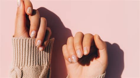 Modne paznokcie Naked Glitter Jak wykonać brokatowy manicure