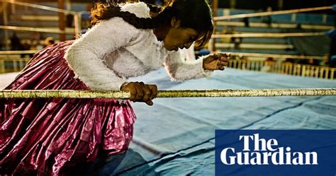 Cholitas Bolivias Female Wrestlers In Pictures World News The