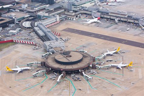 Londons Crowded Gatwick Hub Plans Flights From Emergency Runway