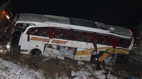 Kayseri de yolcu otobüsü devrildi Çok sayıda ölü ve yaralı var Timeturk