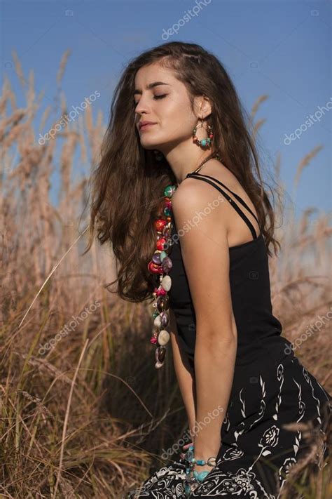 Photo 25 Years Old Girl 25 Year Old Girl In Black T Short Wearing Gems And Jewelry Side View