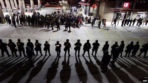Ferguson Weekend Protests Police Arrest 17 Bbc News